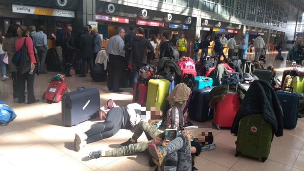 Odisea en el aeropuerto: 27 alumnos se quedan atrapados 56 horas en Hamburgo