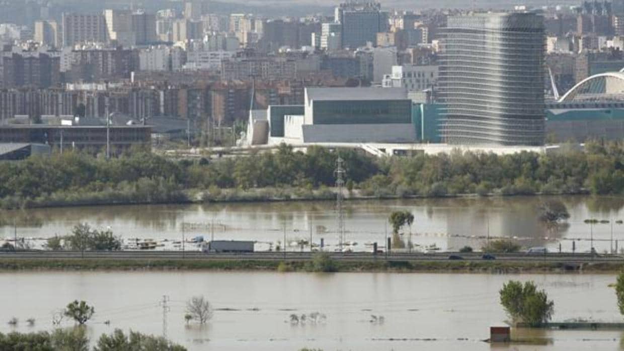 Estampa que dejó en los últimos días el Ebro, desbordado a su paso por Zaragoza