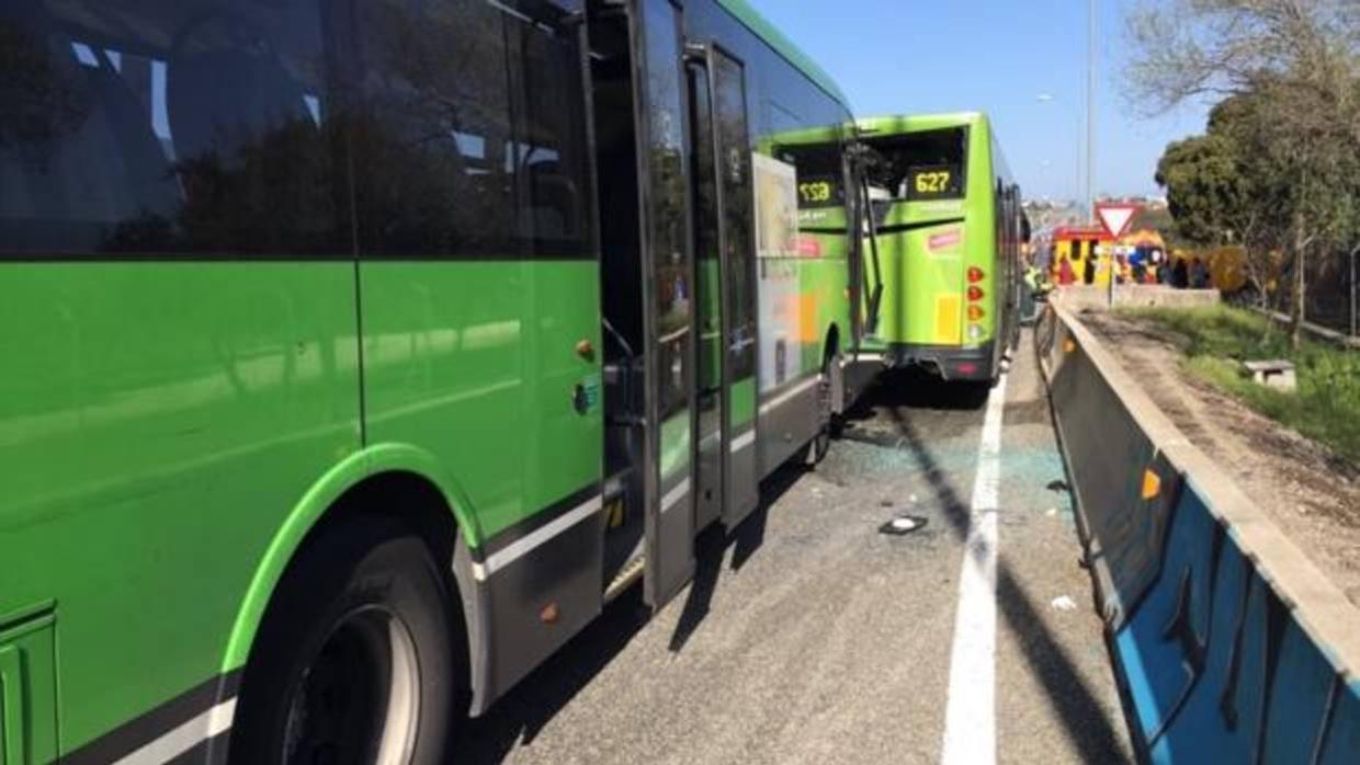 Los dos autobuses tras el choque registrado