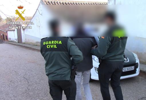 Dos agentes trasladan al detenido por el atraco de Noez