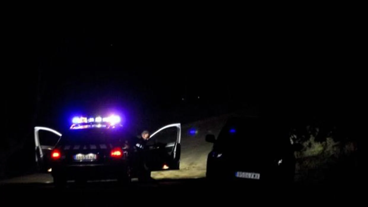 Una patrulla policial de Madrid verifica el interior de un coche