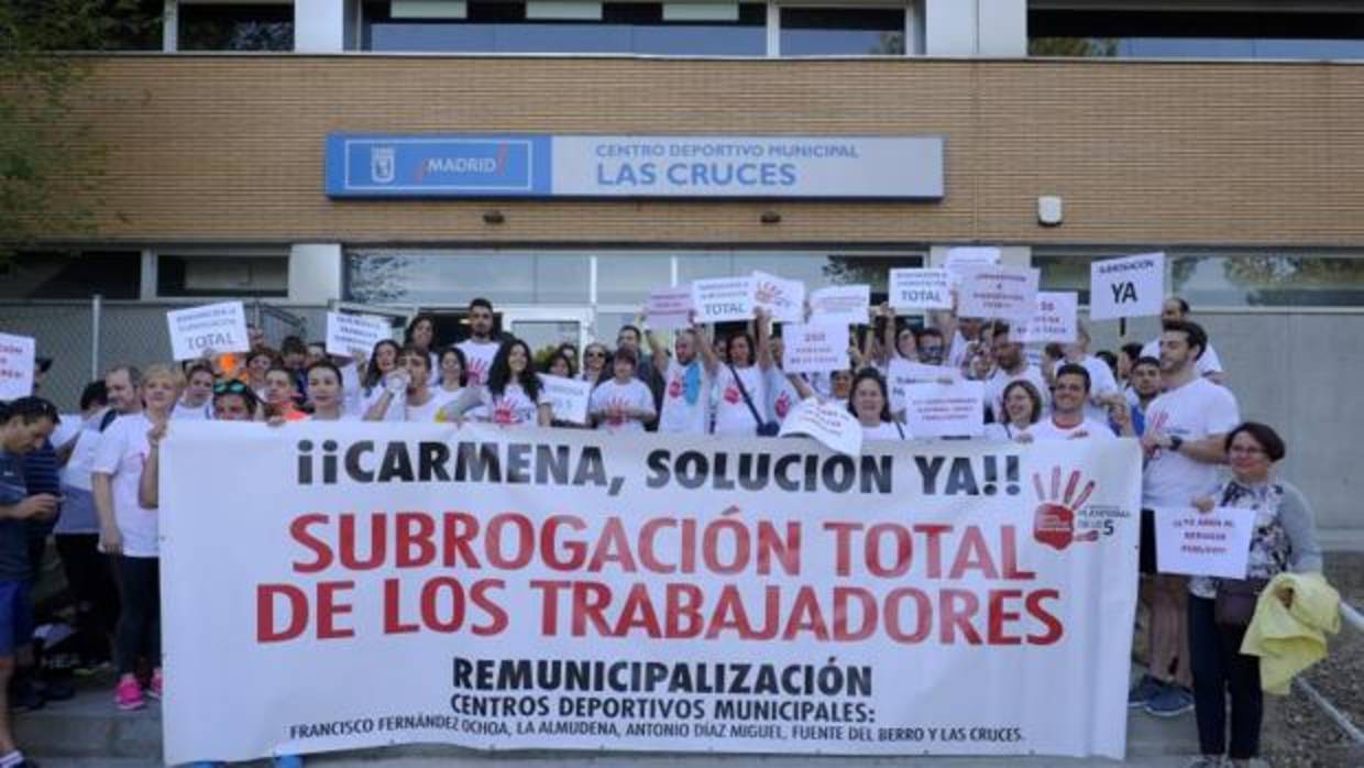 Los empleados y usuarios del centro deportivo municipal Las Cruces (Aluche) protestan, ayer, para pedir la subrogación de sus empleados