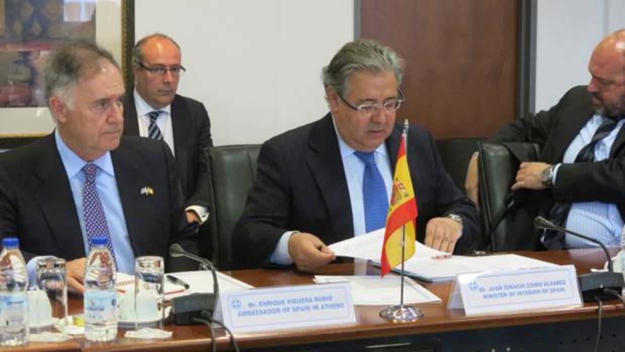 El ministro y el embajador español en Atenas durante la reunión ayer con las autoridades griegas