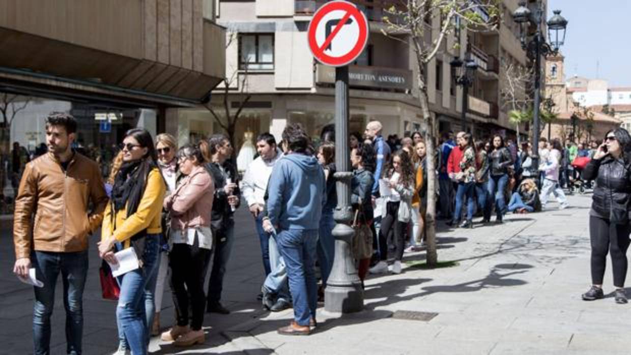 Largas colas para el casting en la capital salmantina