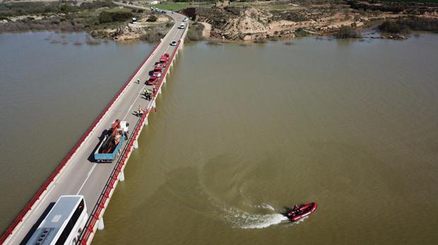Una mujer muere al caer con su coche al Ebro tras chocar con un autobús en Chiprana (Zaragoza)
