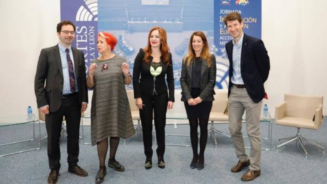 Silvia Clemente junto a los ponentes de la jornada en las Cortes