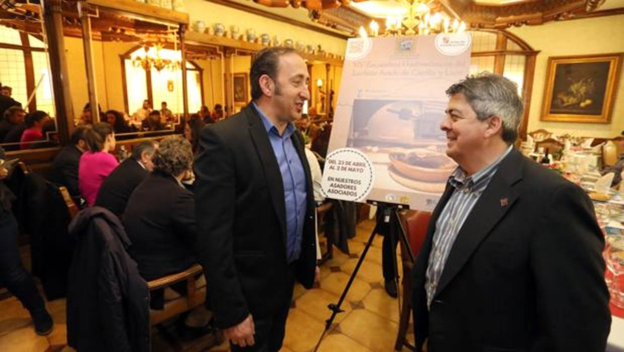 El presidente de la Asociación de Asadores de Lechazo de Castilla y León, Luis Miguel Rodríguez (D), durante la presentación de los XIV Encuentros Gastronómicos de la Asociación