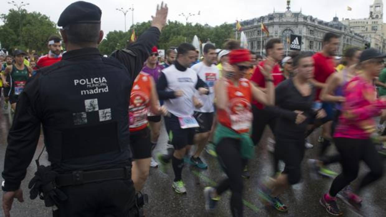 Un agente de las extintas UCS, los antidisturbios de la Policía Municipal, en el Maratón de Madrid de 2015