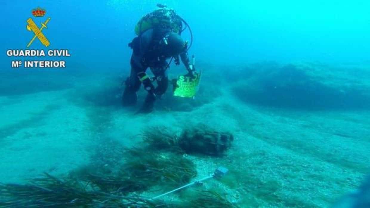 Imagen de archivo de un buceador en la desactivación de otro artefacto hallado en las costas de Alicante