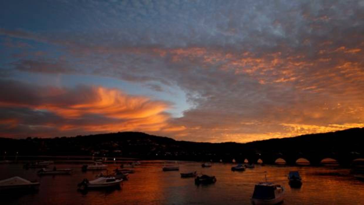 Puesta de sol en la localidad coruñesa de Pontedeume