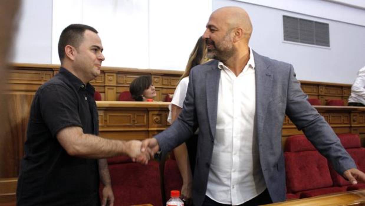 David Llorente y Jose´García Molina se saludan en las Cortes