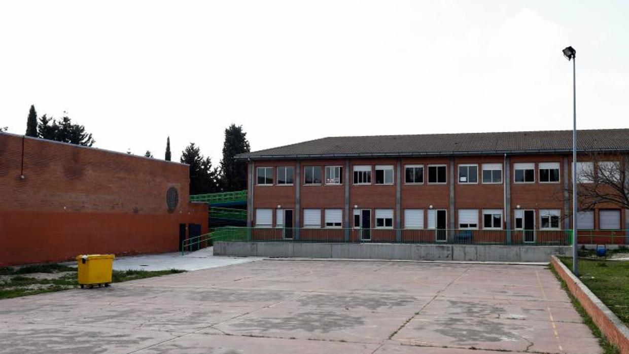 Fachada y pistas del centro especial Ramón y Cajal de Getafe