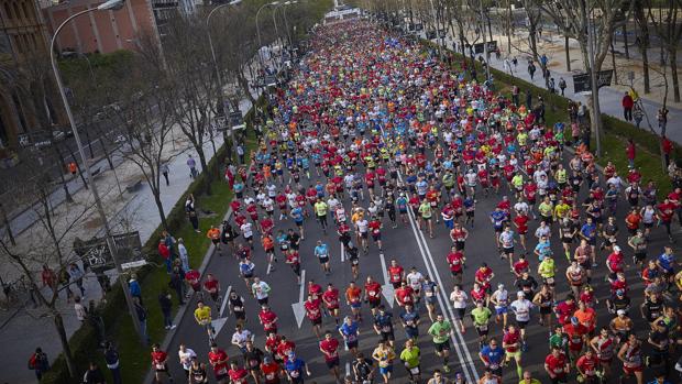 El Samur atiende a 226 corredores en el Maratón, con tres graves por golpes de calor