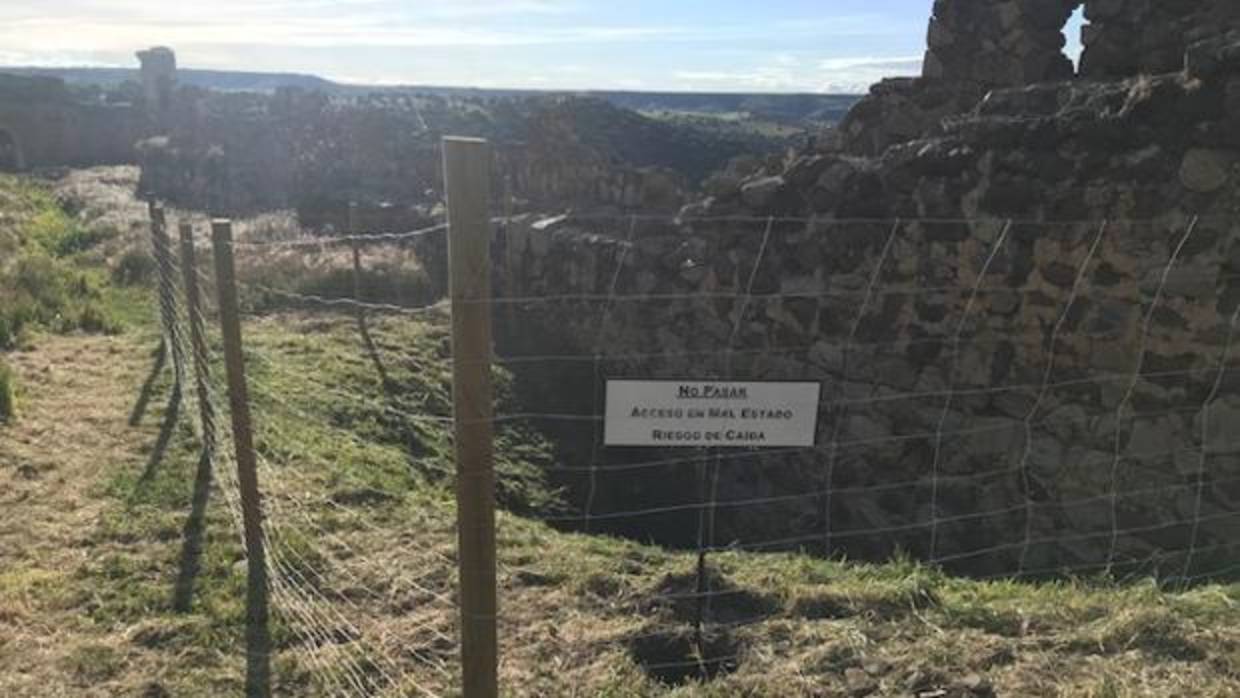 Una de las vallas de protección colocadas en el castillo de Montalbán