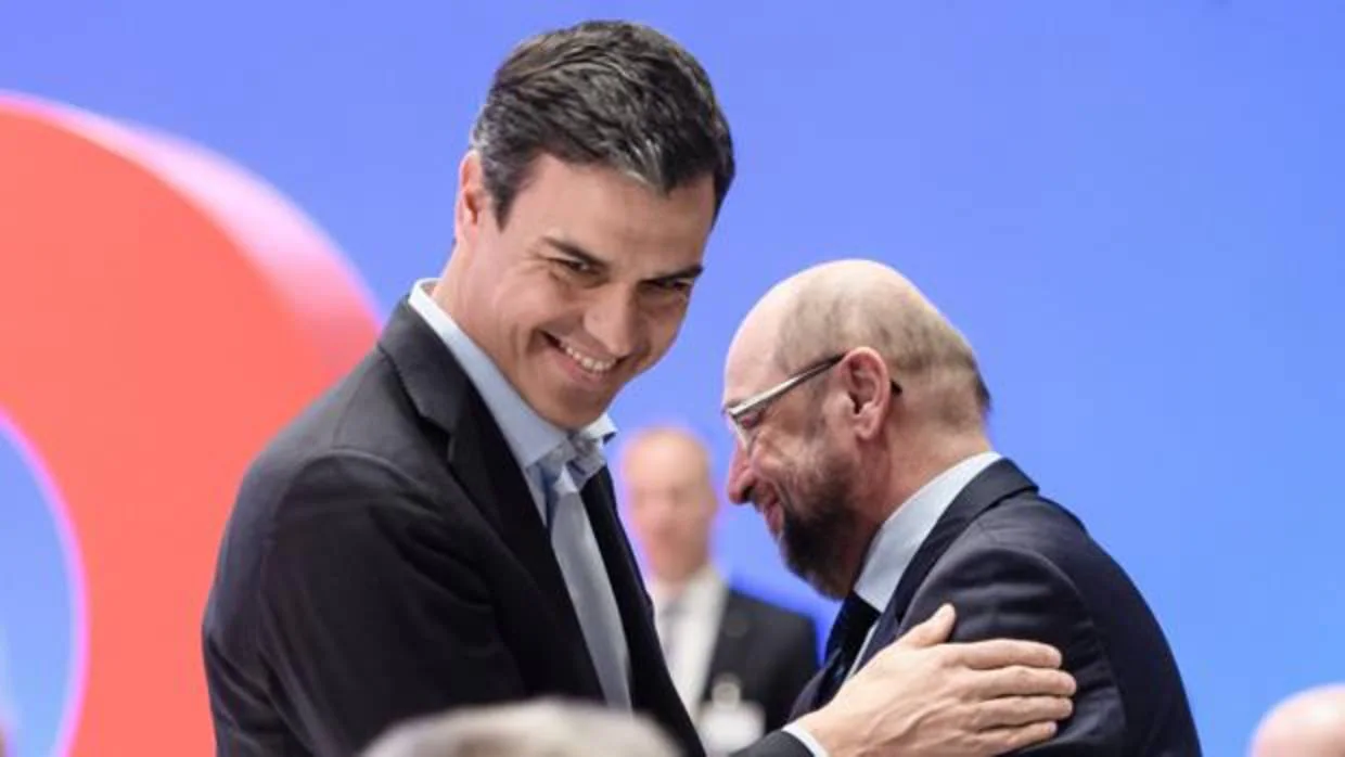 El líder (secretario general) del Partido Obrero Socialista Español (PSOE) Pedro Sánchez y el ex líder del Partido Social Demócrata (SPD) Martin Schulz