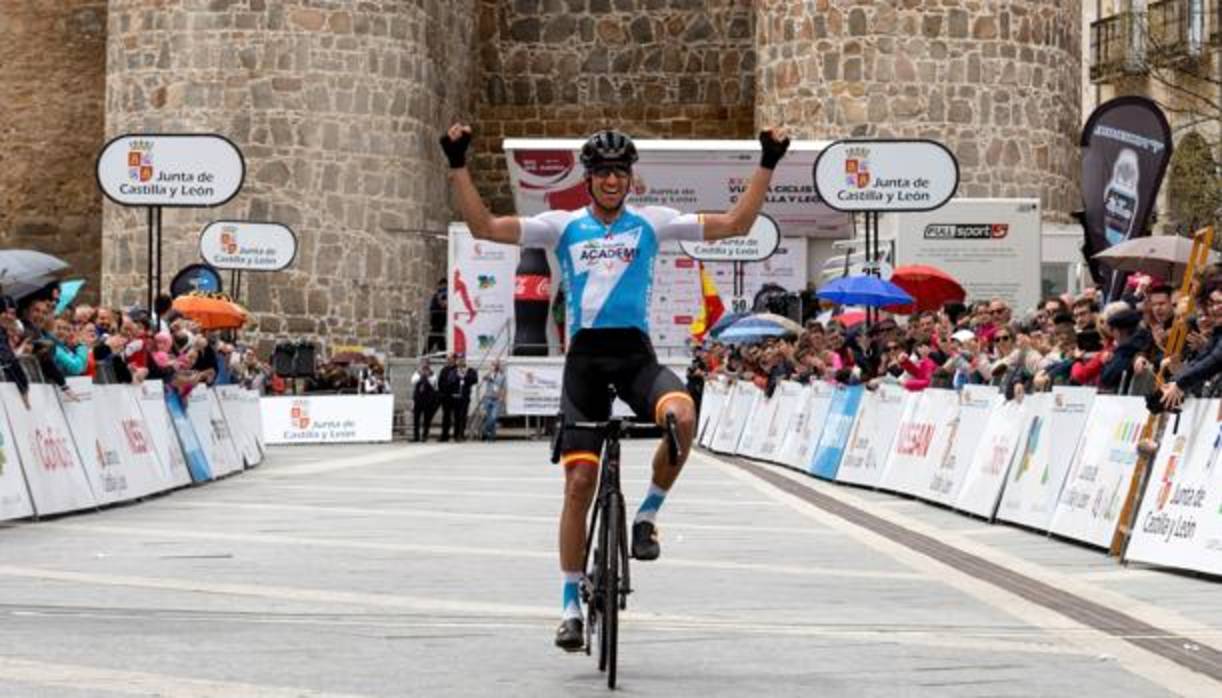 Rubén Plaza entra en meta en Ávila y se proclama campeón de la Vuelta a Castilla y León