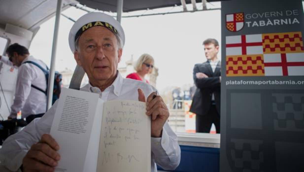 El presidente de Tabarnia en un catamarán en el puerto de Barcelona