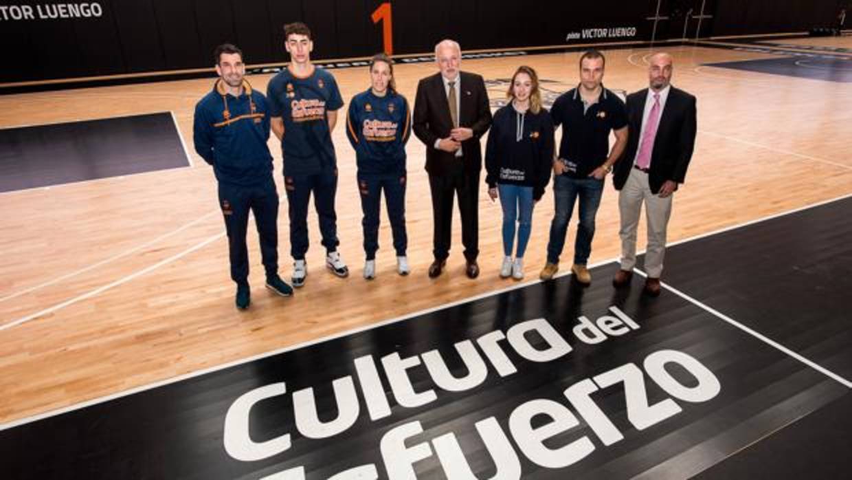 Imagen de Juan Roig, en el centro, tomada en l'Alqueria del Basket de Valencia