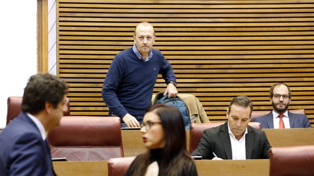 Alexis Marí, primer diputado de las Cortes Valencianas que ejercerá el voto telemático por paternidad