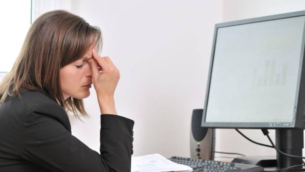 El síndrome premenstrual provoca dolores de cabeza, entre otras molestias