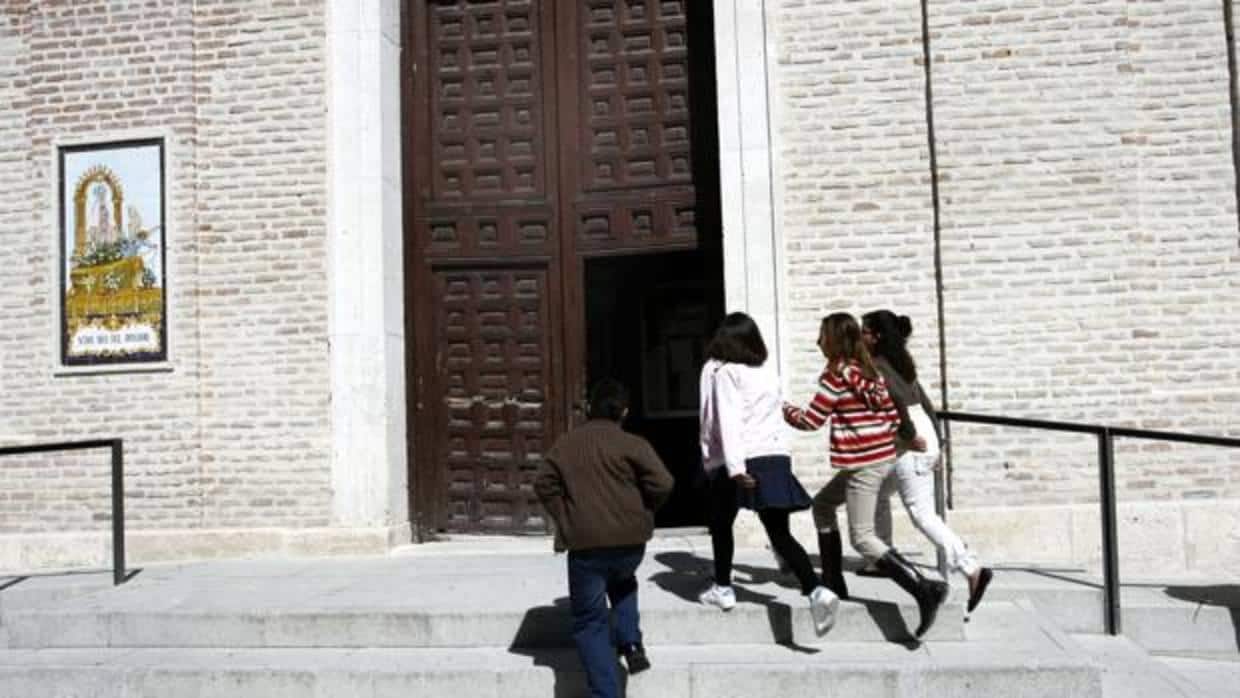 Un grupo de jóvenes entrando en una iglesia