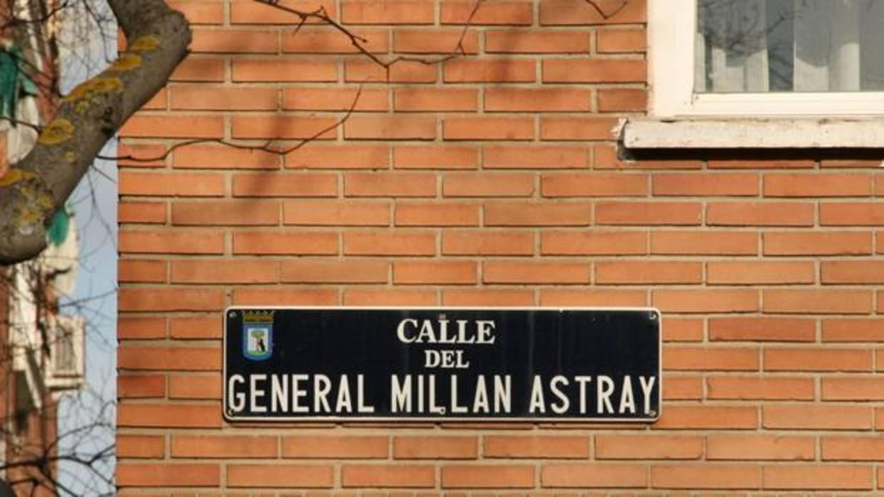 La placa dedicada al general Millán Astray