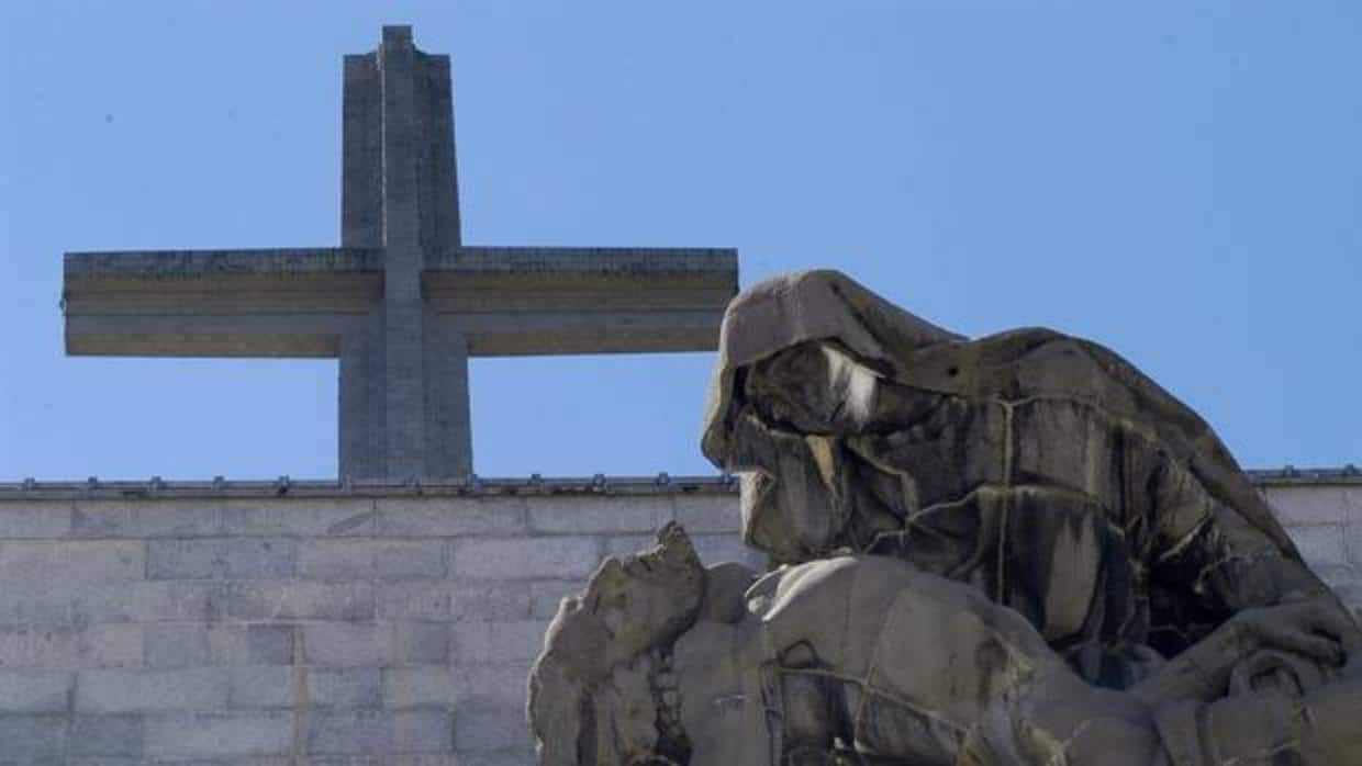 Una fotografía de la escultura «La piedad» del Valle de los Caídos