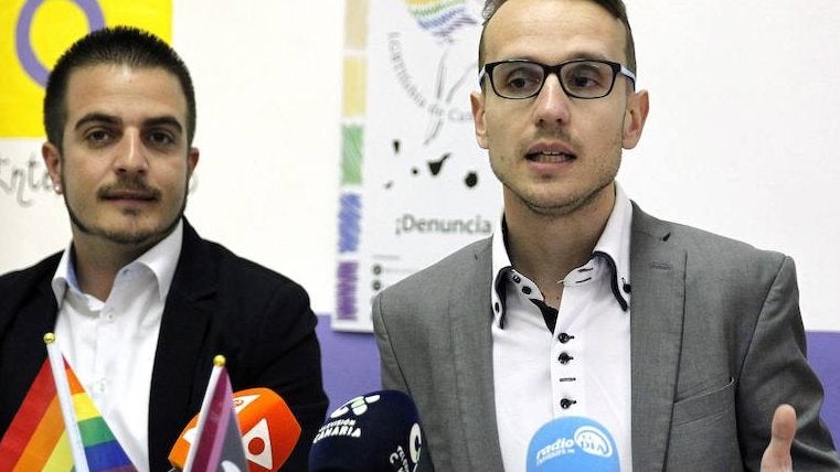 El director general de Juventud del Gobierno de Canarias, Sergio Eiroa Santana, y el presidente de la Asociación LGBTI Algarabía, Charlie Marrero (d.)