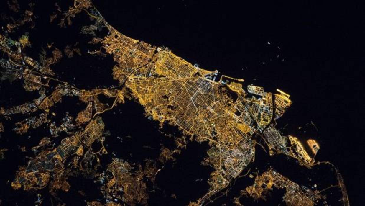 Imagen nocturna de Barcelona desde la Estación Espacial Internacional,18 de abril de 2013.