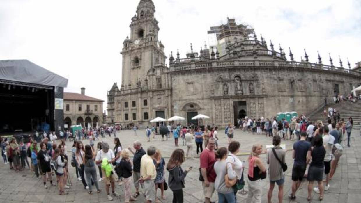 Turistas haciendo cola para acceder a la Catedral de Santiago por la Puerta Santa