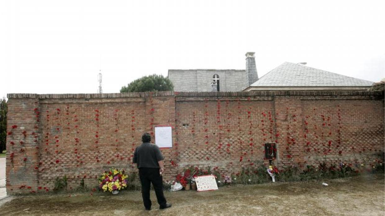 Ofrenda floral en abril de 2007 en la tapia del cementerio de La Almudena en homenaje a los fusilados entre el 39 y el 44