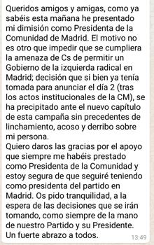 Cifuentes informa por WhatsApp a sus diputados de que quiere seguir como presidenta del PP de Madrid