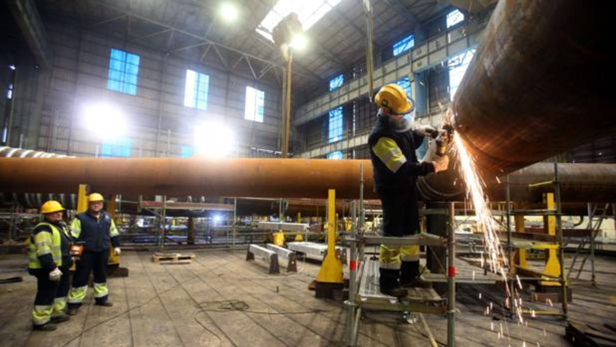 Operarios de Navantia en el astillero de Fene