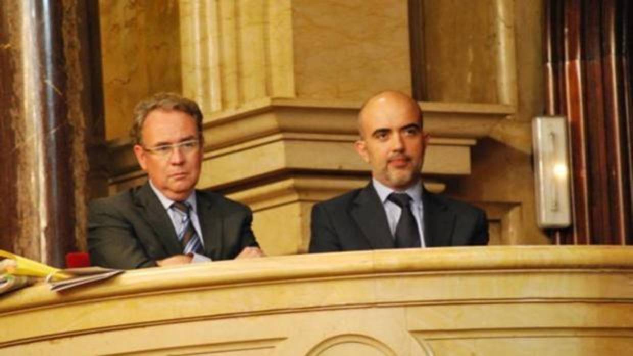 Roger Loppacher, presidente del CAC, y Daniel Sirera, secretario del CAC, en la tribuna del Parlamento catalán en 2013