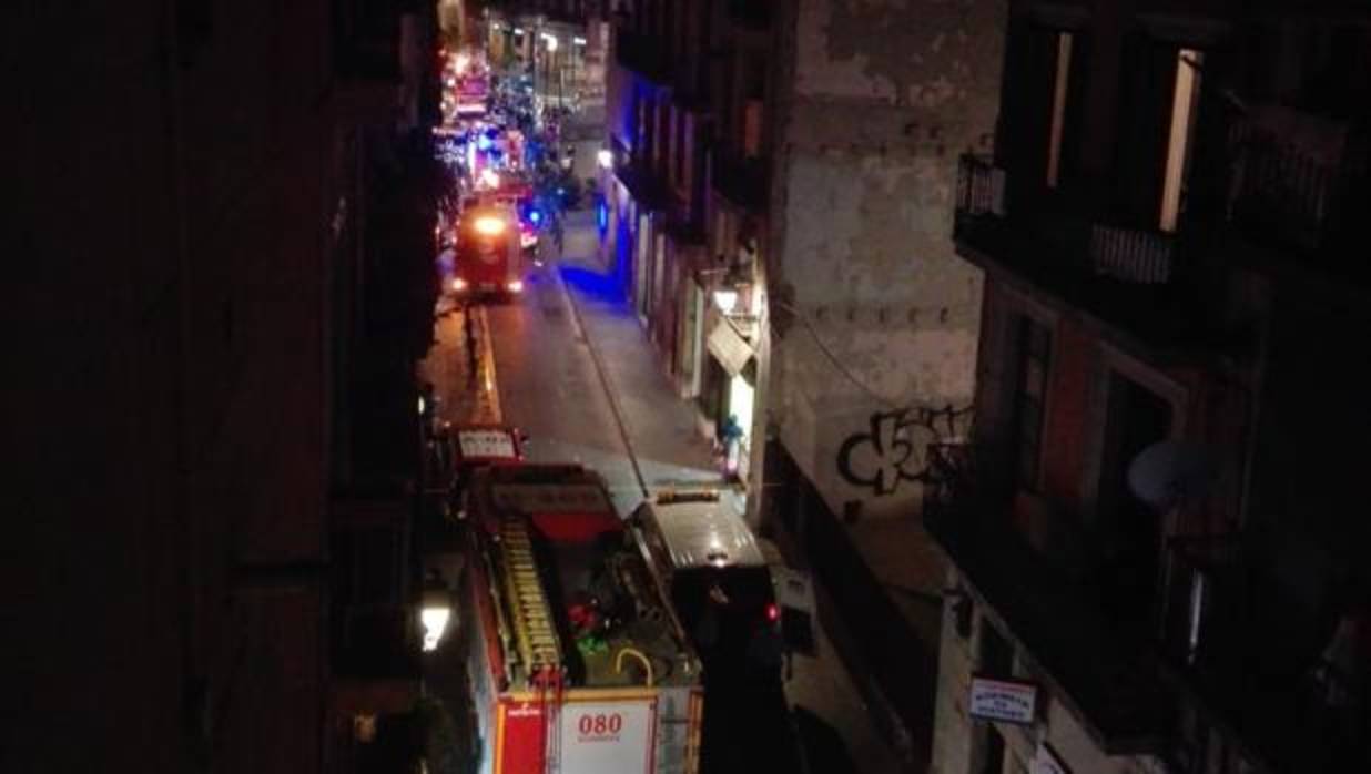 Dotaciones de Bomberos atendiendo el fuego que se produjo en el barrio del Raval de Barcelona