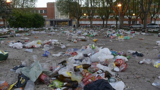 San Cemento bate récord: 307 toneladas de basura invaden la Complutense