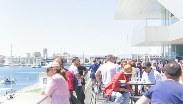 La Marina de València ofereix concerts, gastronomia i un mercat de flors flotant