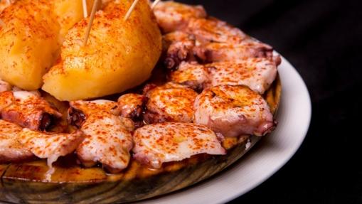 El pulpo a feira se sirve en el tradicional plato de madera en este restaurante familiar