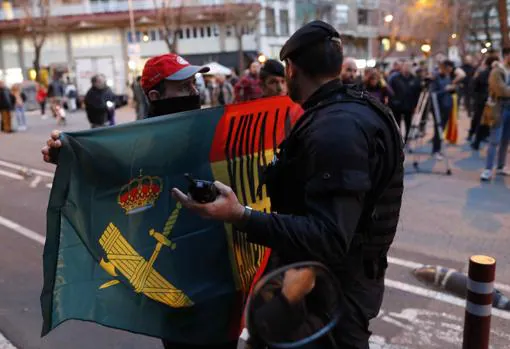 Un joven muestra su apoyo a la Guardia Civil ante la manifestación convocada en contra por los Comités de Defensa de la República (CDR)