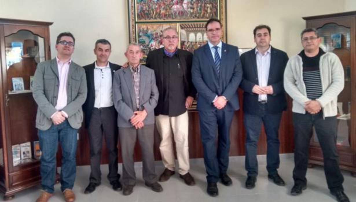 Foto de familia ante el políptico del Museo «Jorge Manrique», con Manuel Trigo, presentador, los alcaldes del «Triángulo manriqueño», el presidente de la Diputación de Cuenca y Antonio Lázaro, conferenciante (centro)