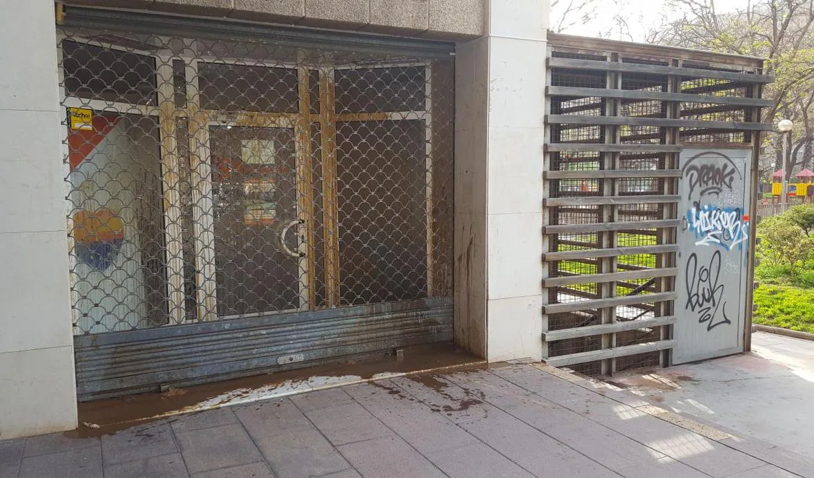 La sede de Ciudadanos en L'Hospitalet de Llobregat con restos de excrementos, tras un ataque de los radicales