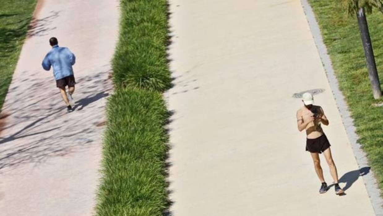 Dos corredores en un parque de Valencia