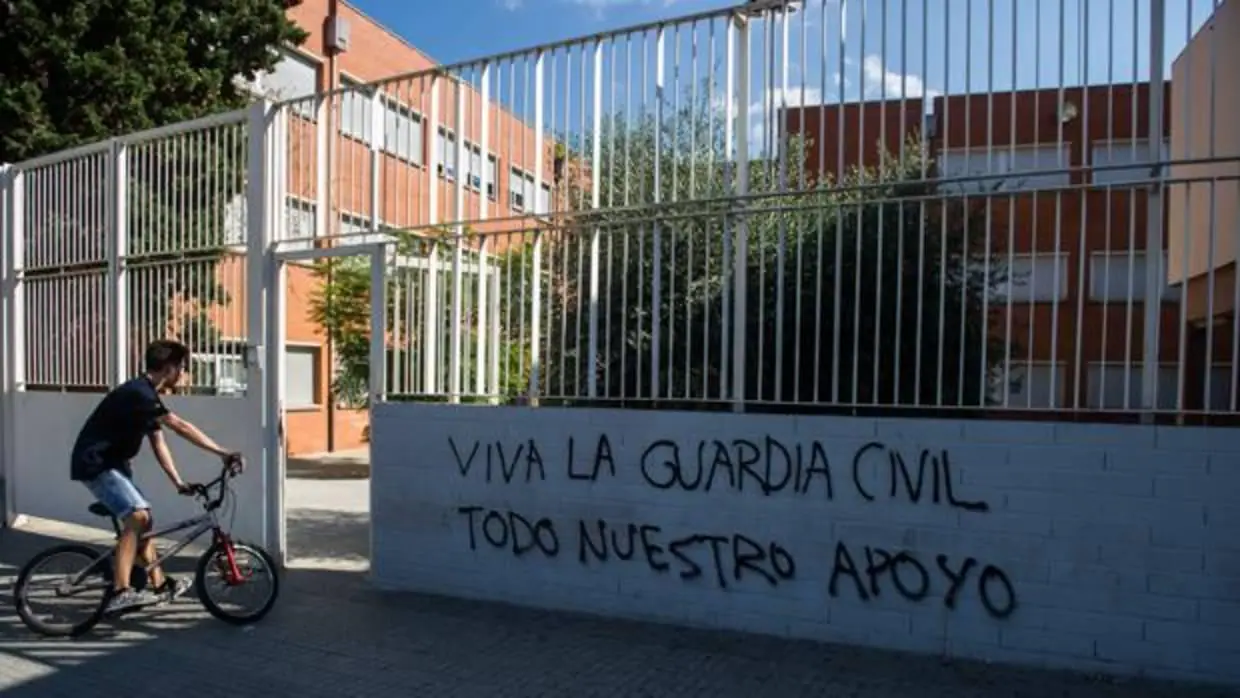 Pintadas a favor de la Guardia Civil en el instituto El Palau de Sant Andreu de la Barca
