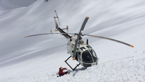 Sobrevive tras ser arrastrado por un alud y caer por un cortado de 45 metros