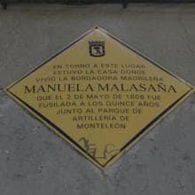 Placa en homenaje a Manuela Malasaña, en el barrio de Maravillas