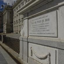 Placa en recuerdo de los héroes del Dos de Mayo del Palacio Real de Madrid