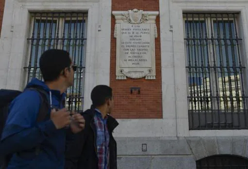 Placa a los héroes del Dos de Mayo en la fachada de la Real Casa de Correos