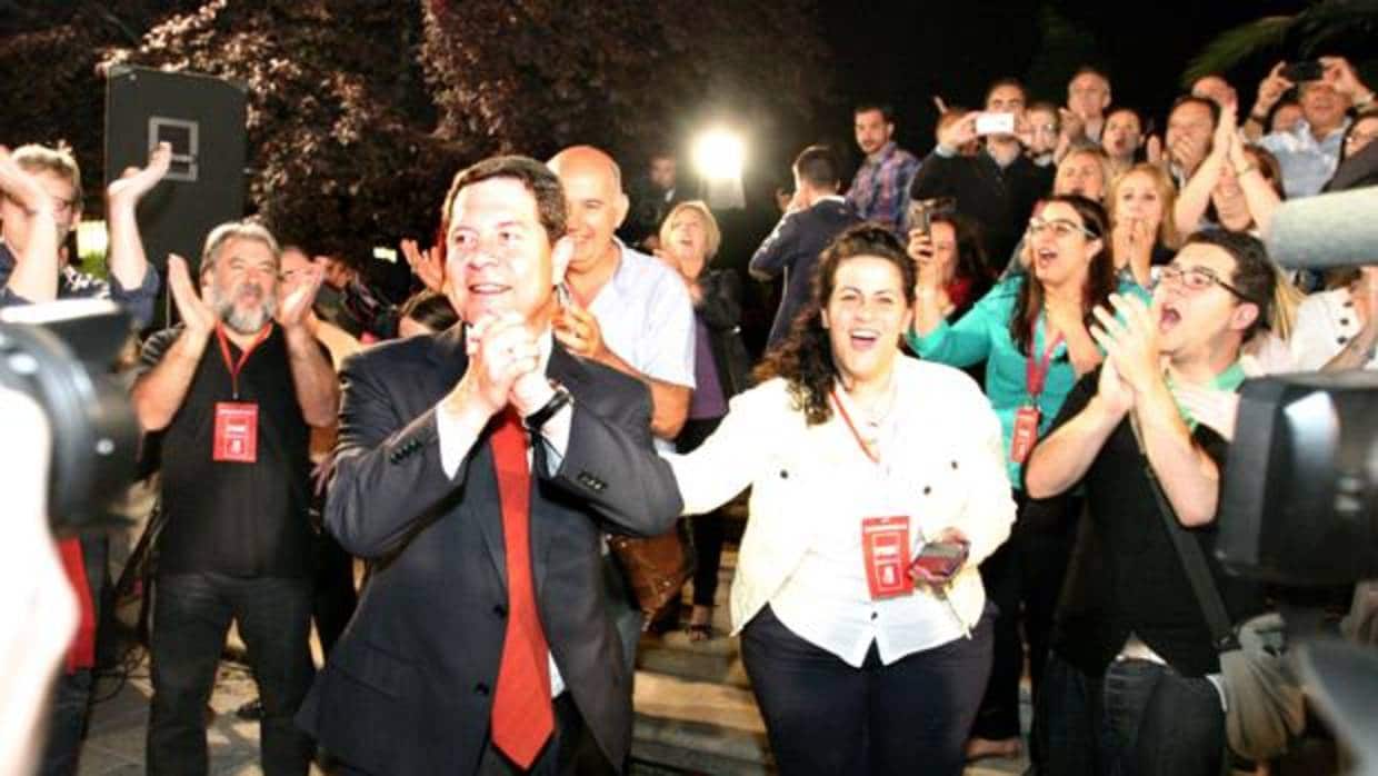 García-Page celebrando los resultados en la noche electoral en mayo de 2015