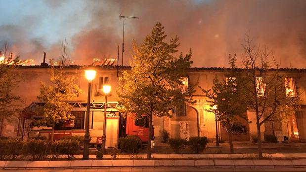 Los bomberos controlan el incendio que ha destruido el Palacio de Osuna de Aranjuez