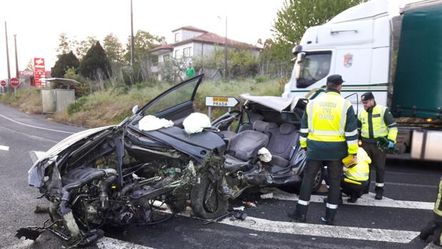 Un fallecido, una herida grave y una leve tras un choque frontal en Padrón